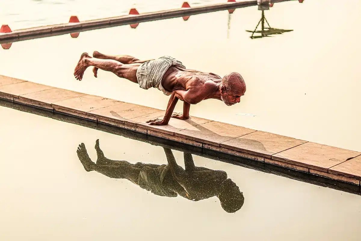 Séance d'aquagym en piscine intérieure en plein jour