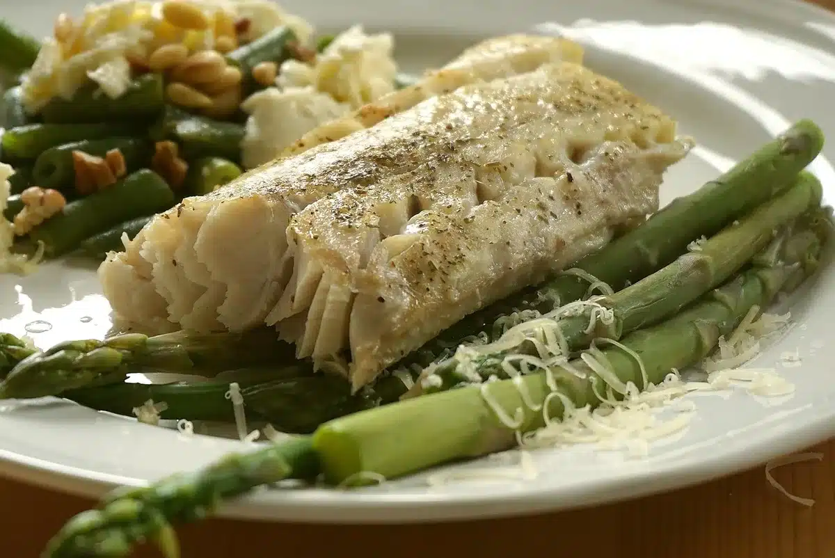 Assiette de repas diversifiées avec légumes et protéines végétales