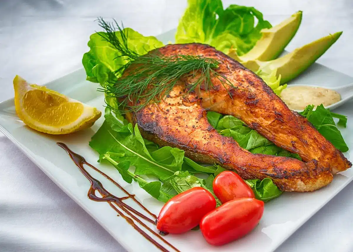 Assiette composée d'aliments riches en graisses insaturées et légumes
