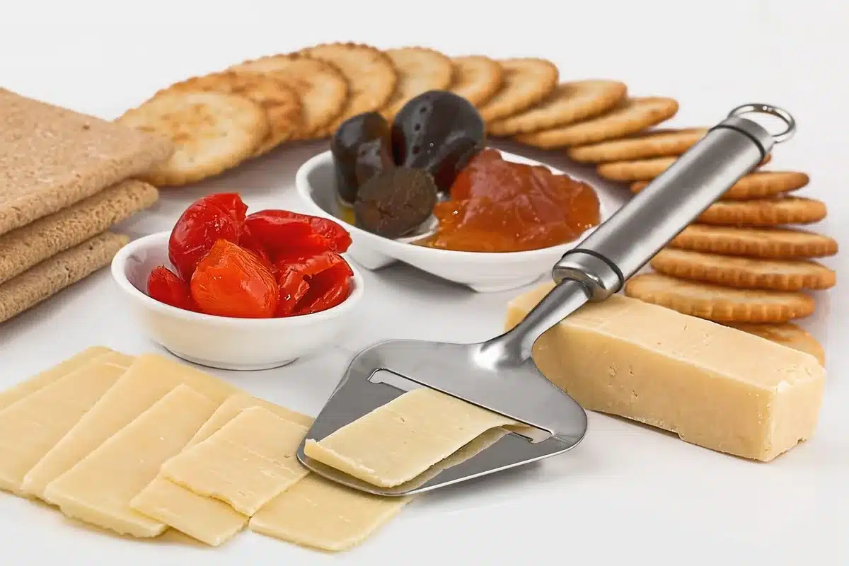 Assortiment de viandes rouges et produits laitiers sur une table