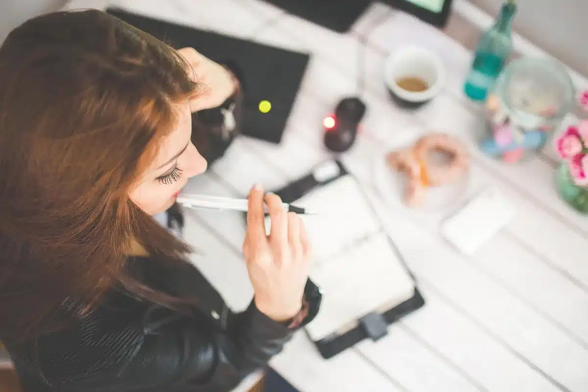 Minuteur sur un bureau prêt pour une session de concentration Pomodoro