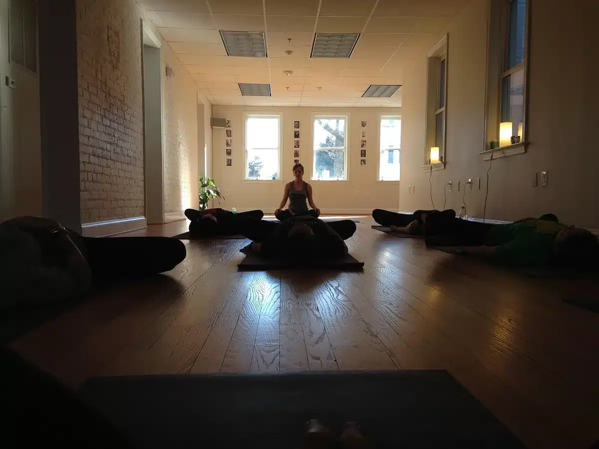 Groupe d'adultes en séance de fitness en salle, exercice collectif
