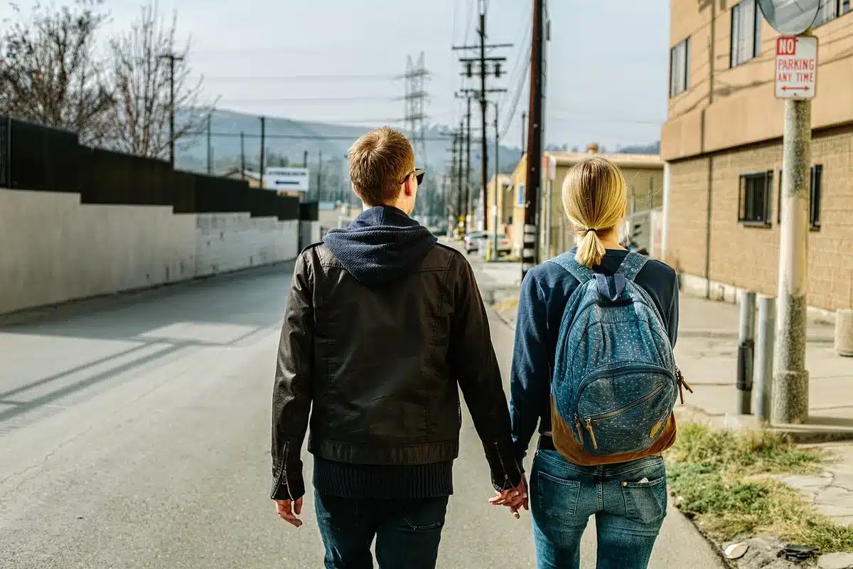 Deux personnes discutent calmement dans un intérieur lumineux, l'une écoute sans interrompre