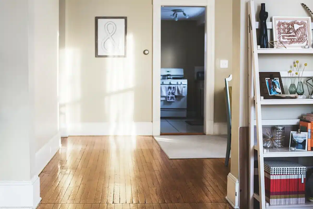 Coin de culte domestique propre et lumineux avec une petite table d'autel