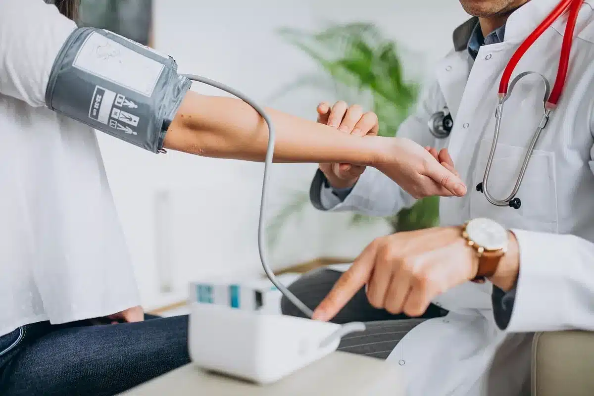 Médecin en consultation avec patient dans un cabinet lumineux
