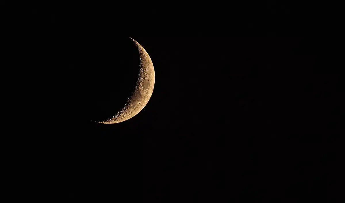 Croissant lunaire et cloche décoratifs sur un autel