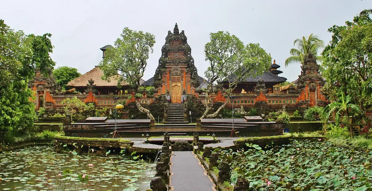 Le bassin à lotus du temple Saraswati et l'architecture sculptée d'Ubud