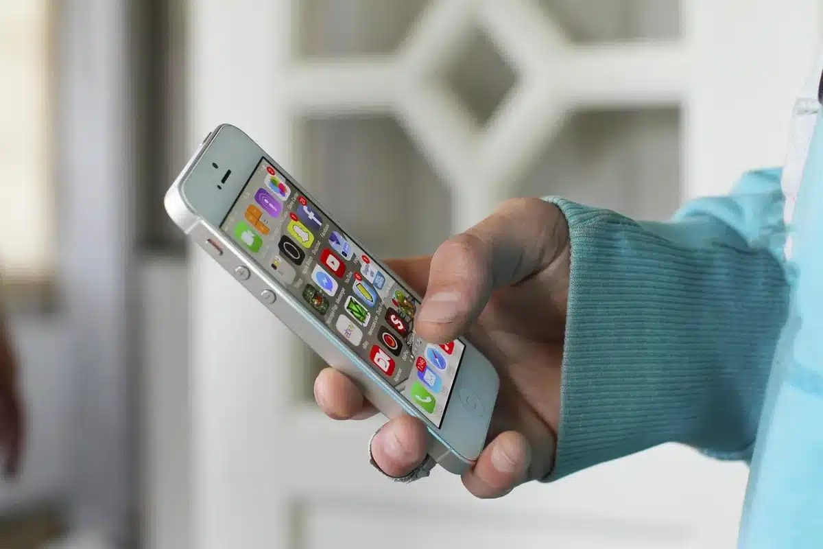 Personne consultant l'indice de qualité de l'air sur un smartphone en journée