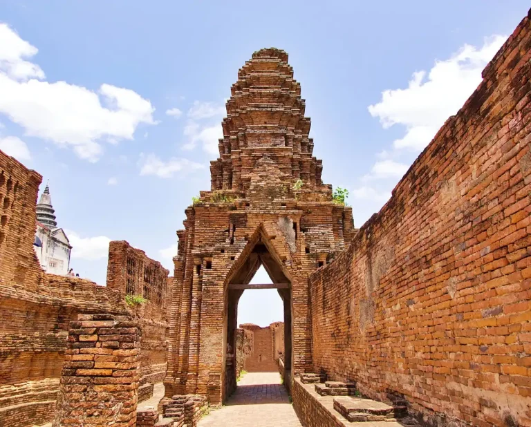 Ruines d'un temple d'Ayutthaya et racines d'un banian en plein jour