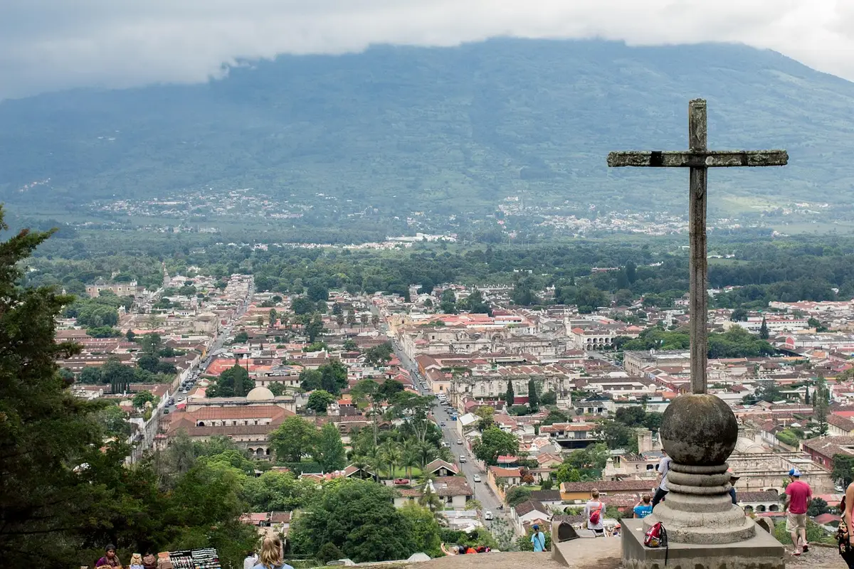 Le village de Flores au Guatemala avec sa lagune et ses rues