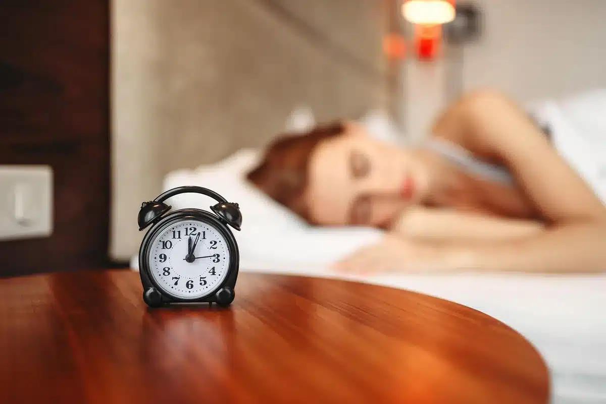 Personne remplissant un questionnaire de chronotype sur une table