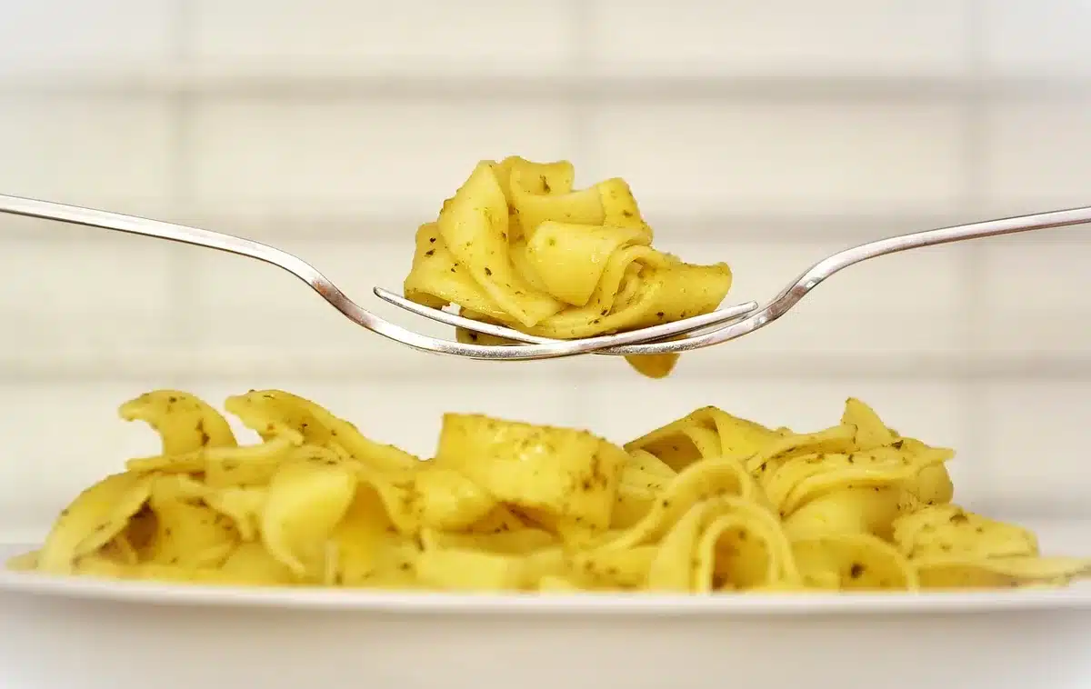 Main ajustant la portion dans une assiette équilibrée
